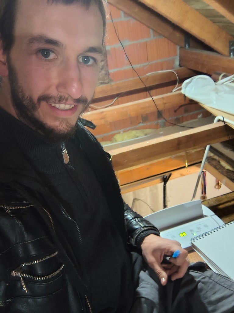 Specjalista MK Homies pomaga klientowi w osuszaniu pomieszczenia po remoncie